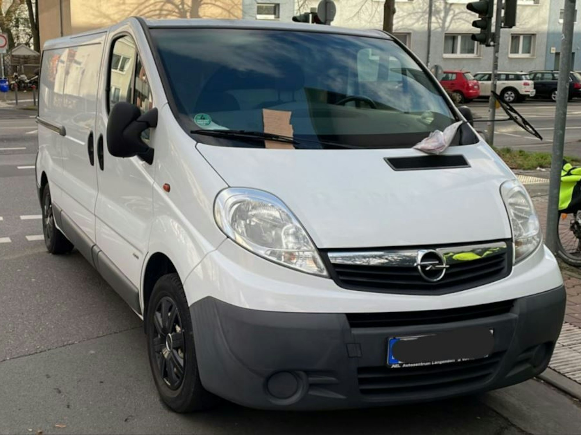 Das widerrechtlich abgestellte Fahrzeug wird auf einem Foto der Polizei Frankfurt auf Twitter gezeigt.