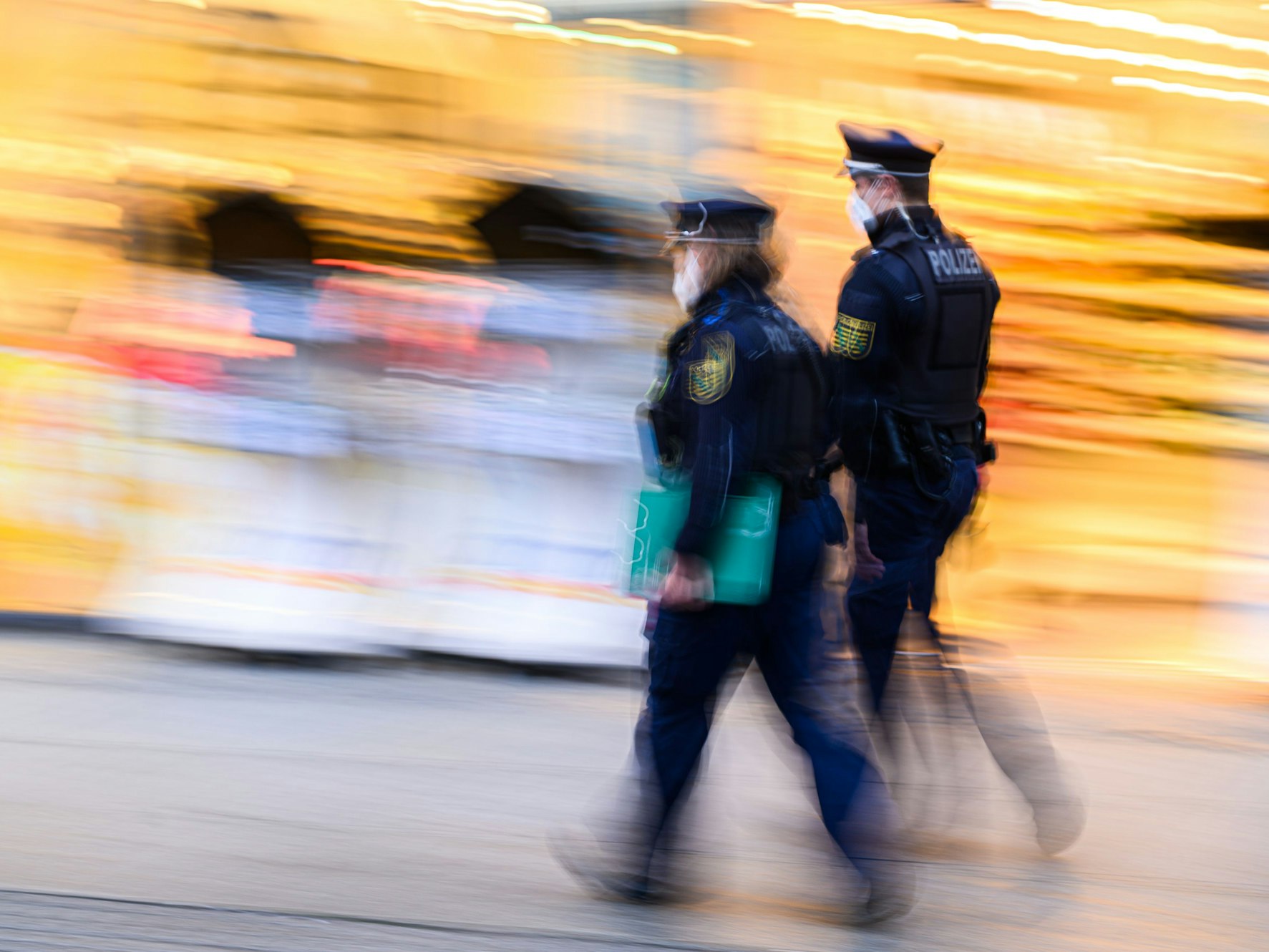 Polizisten kontrollieren die Einhaltung der Corona-Regeln (Archivfoto).