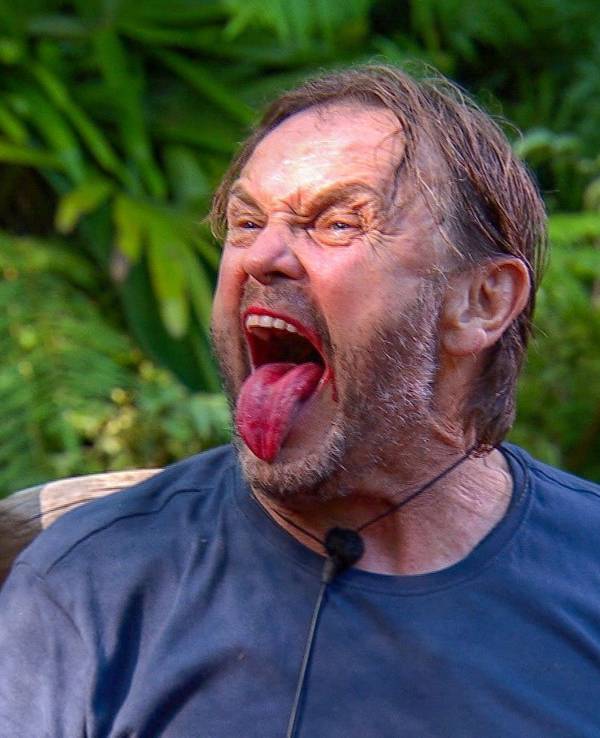 Peter Althof verzieht im Dschungelcamp 2022 das Gesicht und streckt die Zunge heraus.