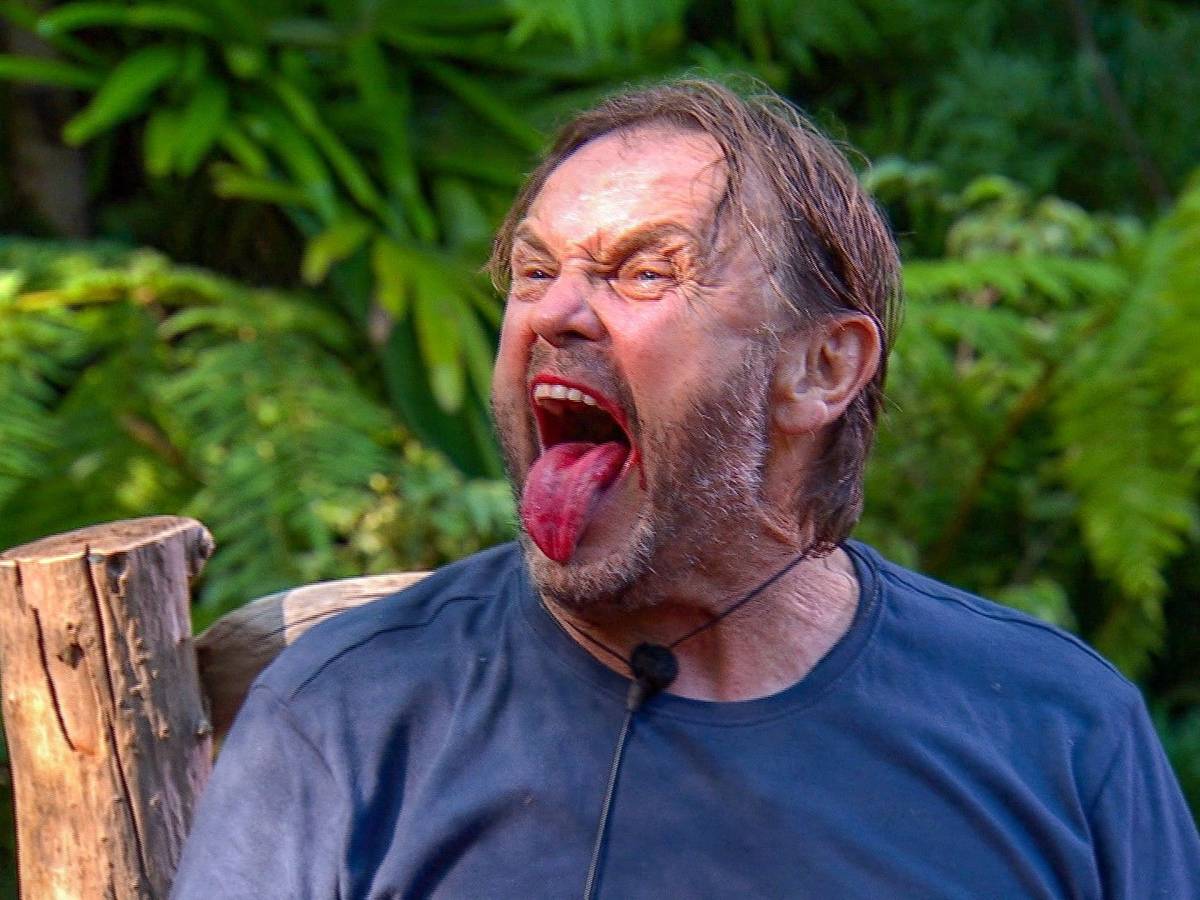 Peter Althof verzieht im Dschungelcamp 2022 das Gesicht und streckt die Zunge heraus.