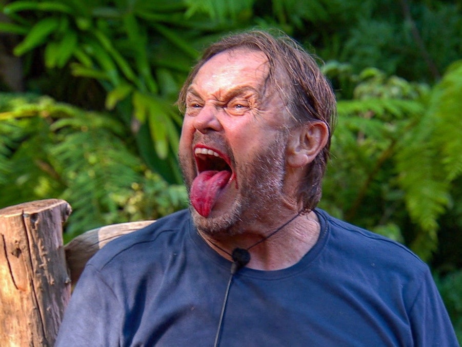 Peter Althof verzieht im Dschungelcamp 2022 das Gesicht und streckt die Zunge heraus.