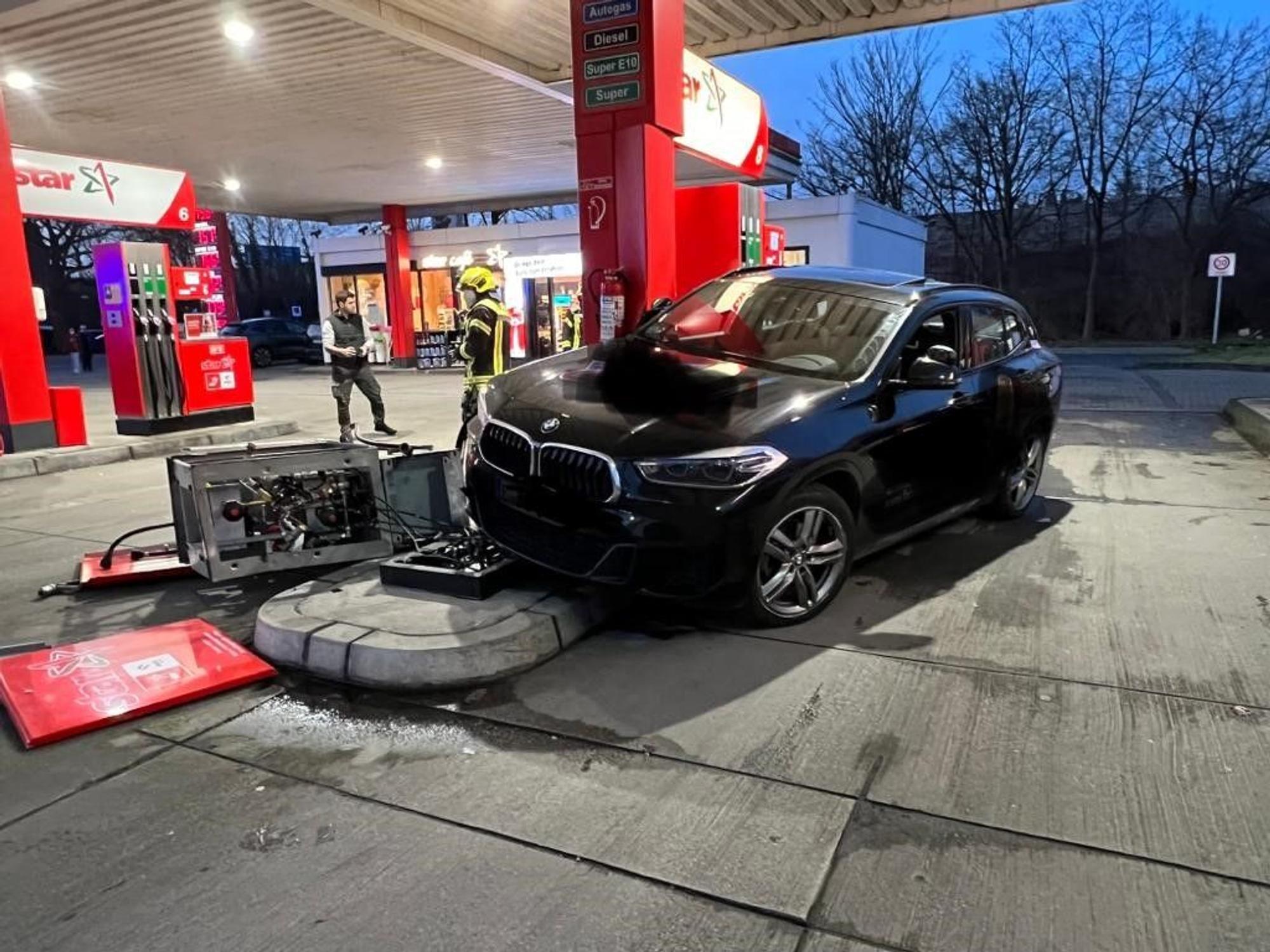 BMW nach Unfall mit Zapfsäule in Gelsenkirchen.