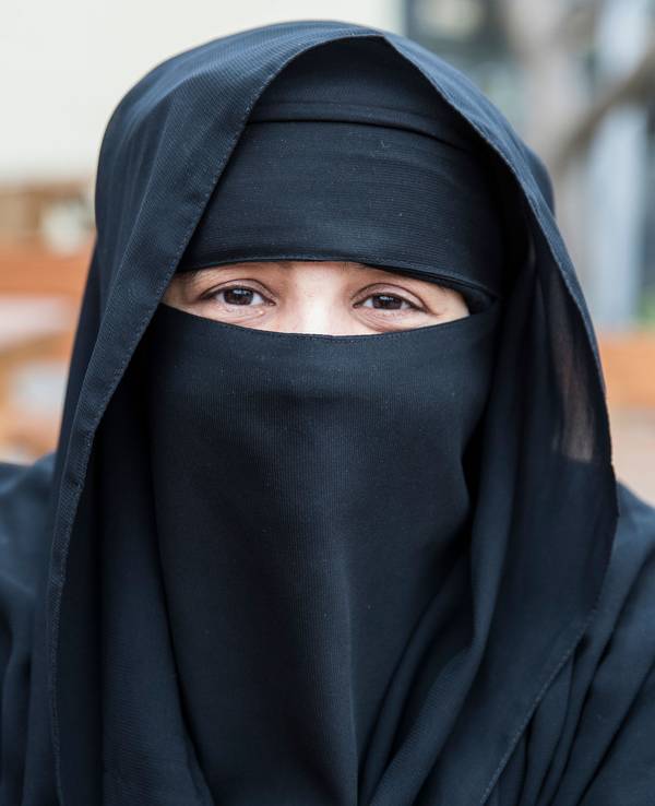 Eine junge Afghanin wird zum Pornostar. Das Symbolbild zeigt eine Frau unter einer Burka. Es wurde am 9. Oktober 2016 aufgenommen.