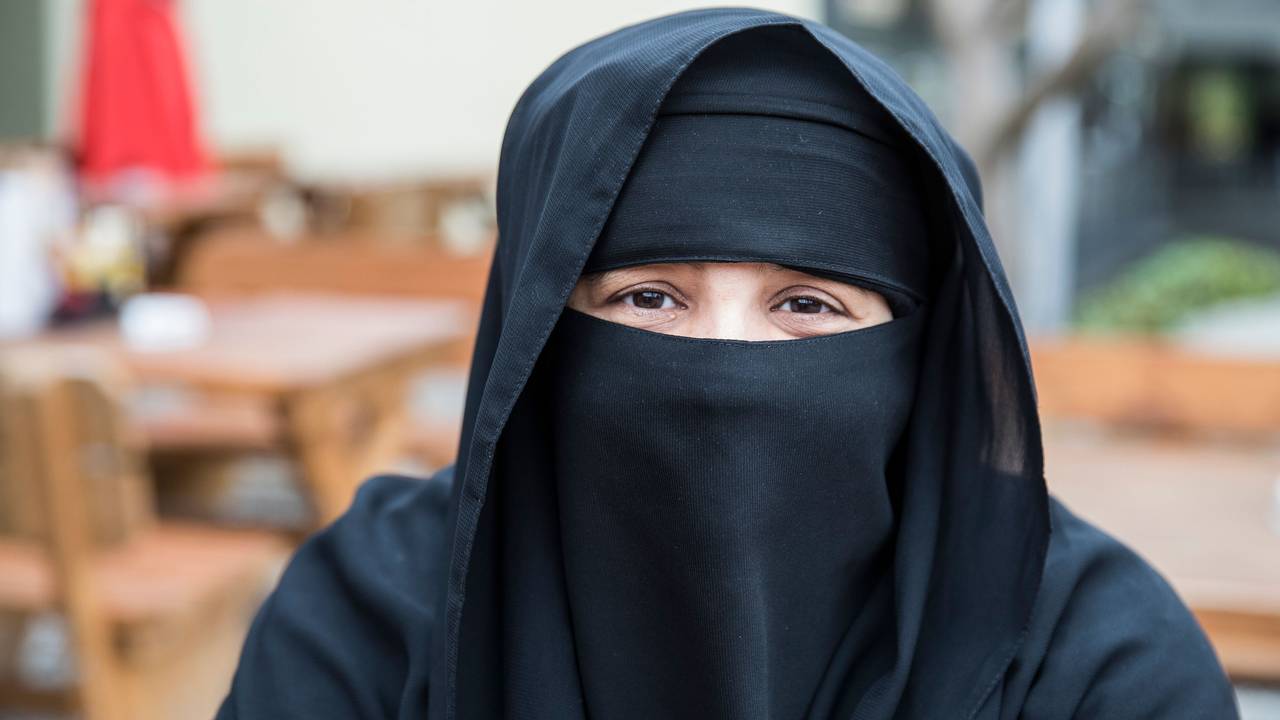 Eine junge Afghanin wird zum Pornostar. Das Symbolbild zeigt eine Frau unter einer Burka. Es wurde am 9. Oktober 2016 aufgenommen.