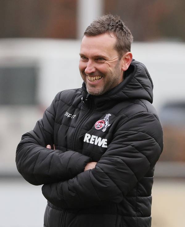Co-Trainer André Pawlak, hier am 2. Februar 2022 beim Training, bereitet die Mannschaft auf das Spiel gegen den SC Freiburg vor.