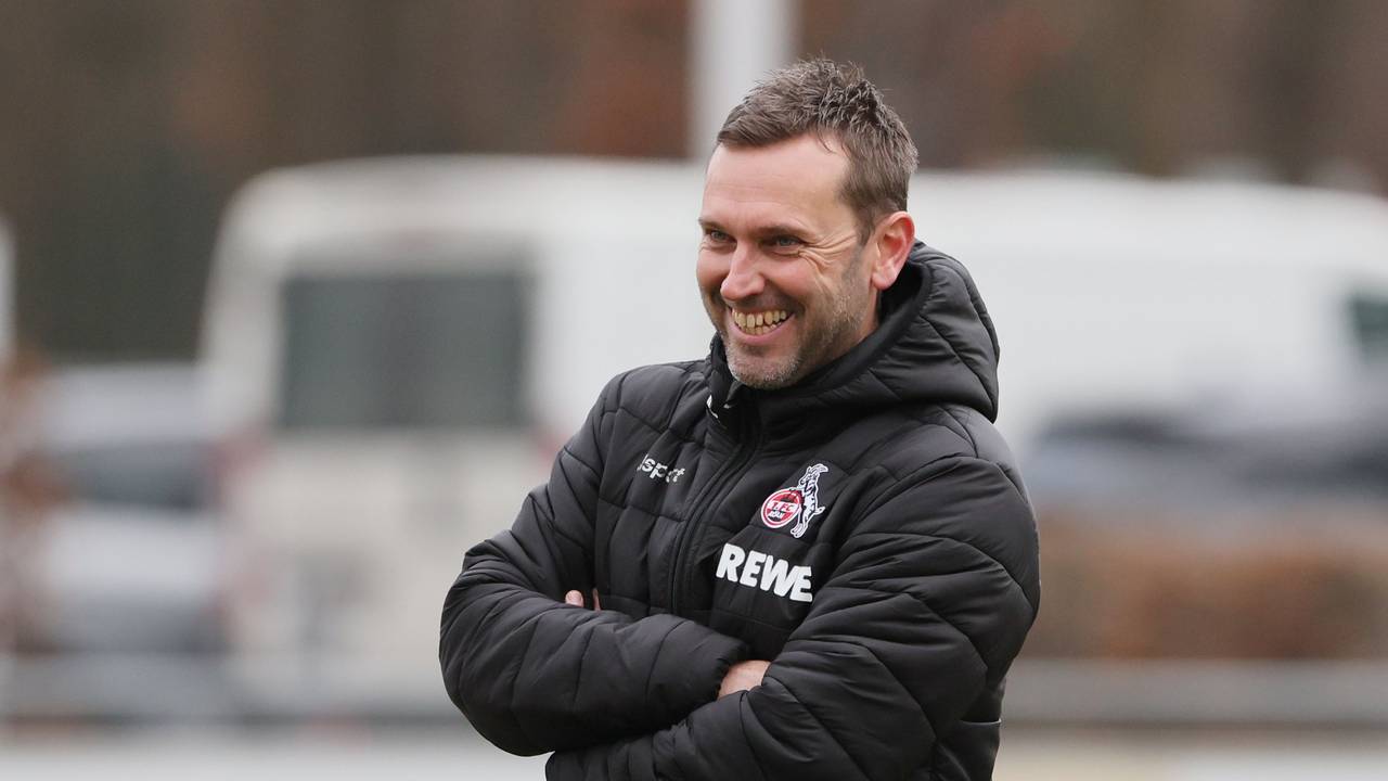 Co-Trainer André Pawlak, hier am 2. Februar 2022 beim Training, bereitet die Mannschaft auf das Spiel gegen den SC Freiburg vor.