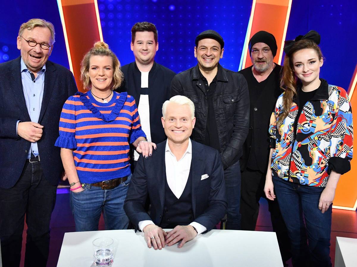 V.l.: Bernd Stelter, Mirja Boes, Chris Tall, Guido Cantz, Kaya Yanar, Torsten Sträter, Larissa Rieß
Foto: RTL / STEFFEN Z WOLFF / BRAINPOOL