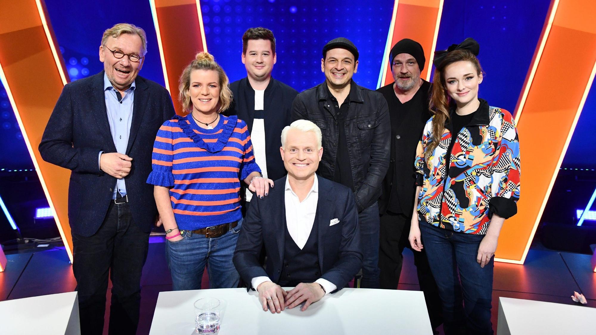 Die Comedy-Crew in Folge eins von „7 Tage, 7 Köpfe“: V.l.: Bernd Stelter, Mirja Boes, Chris Tall, Guido Cantz, Kaya Yanar, Torsten Sträter, Larissa Rieß.