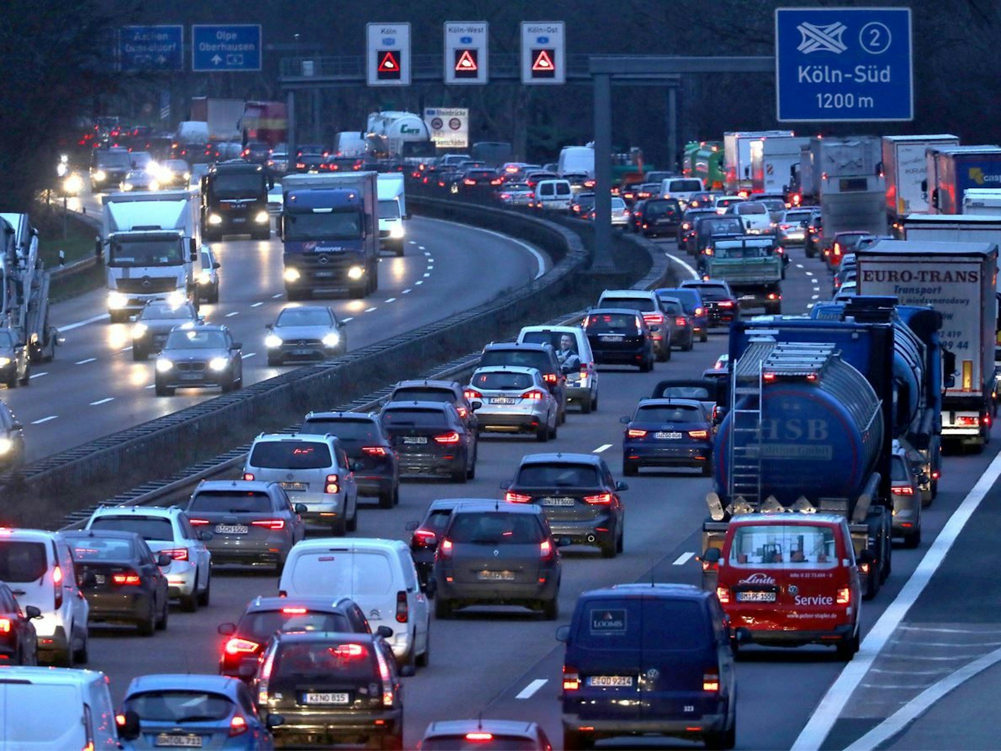 Stau auf der A555 bei Köln.