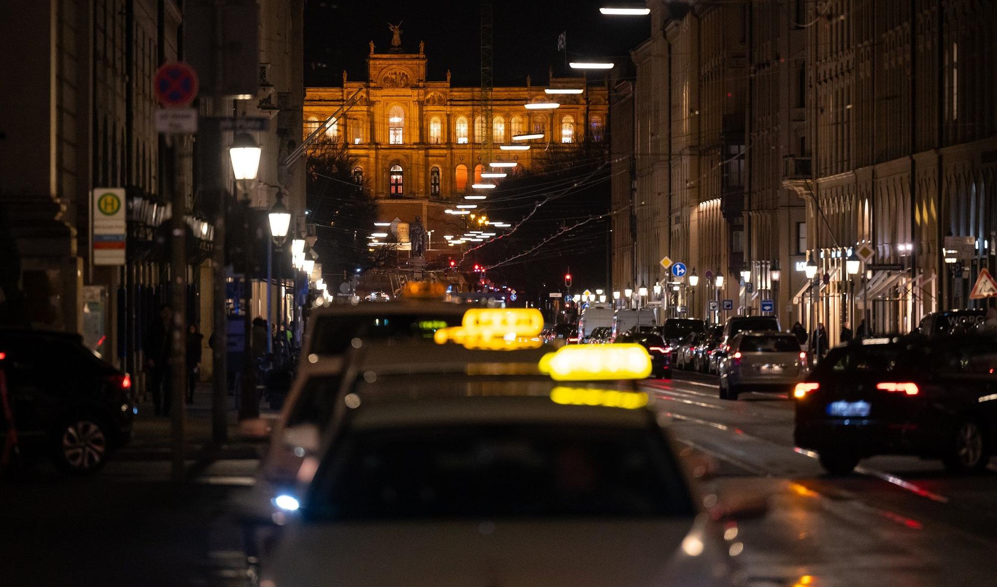 Taxis stehen am 2. Februar an der voll befahrenen Maximilianstraße in München: Die Kosten für das Parken in der Stadt sollen deutlich steigen.