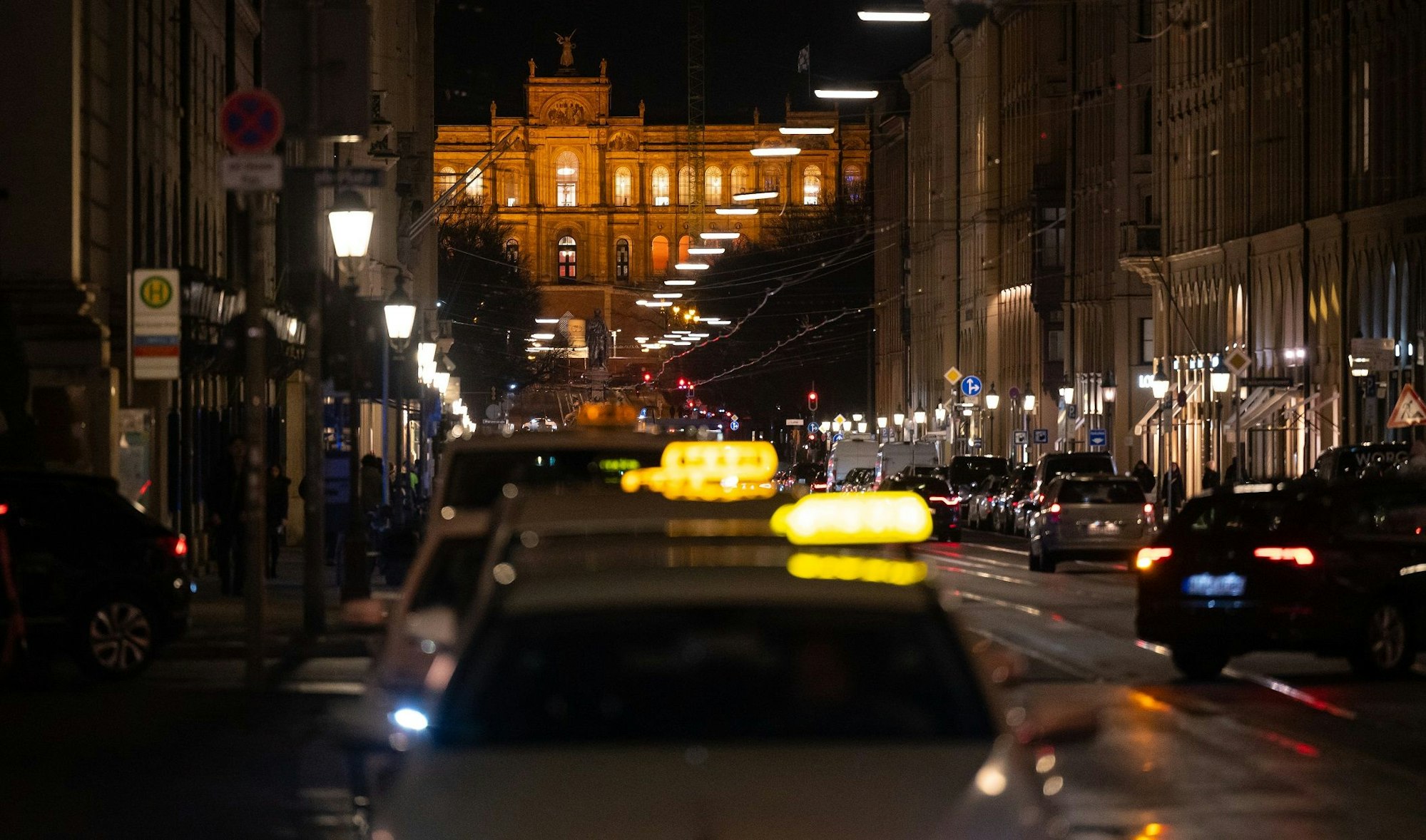 Taxis stehen am 2. Februar an der voll befahrenen Maximilianstraße in München: Die Kosten für das Parken in der Stadt sollen deutlich steigen.