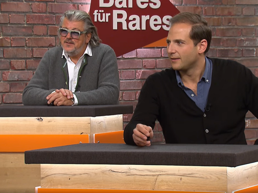 „Bares für Rares“-Händler Julian Schmitz-Avila und Roman Runkel in der Ausgabe der ZDF-Show vom 3. Februar 2022.