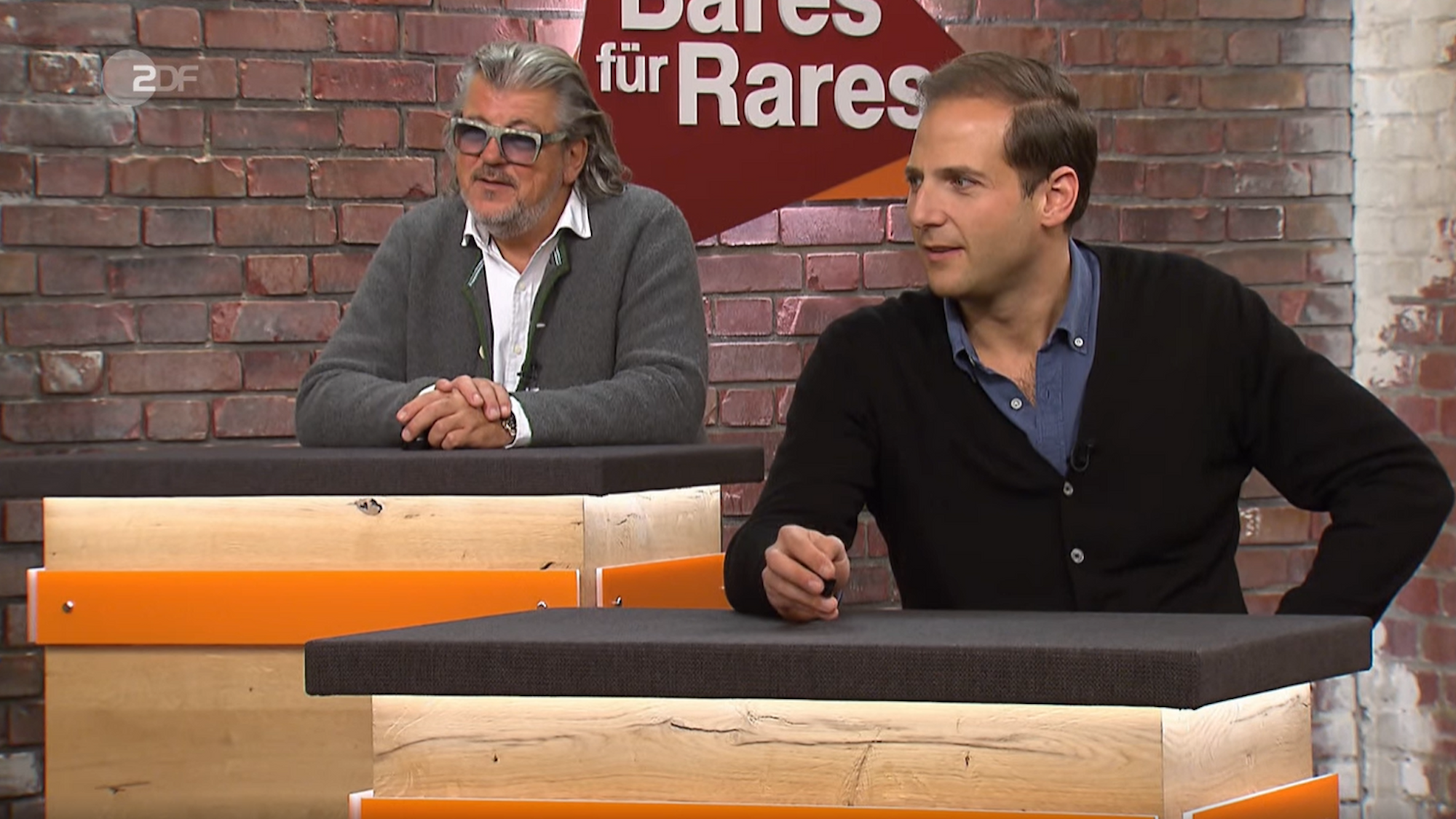 Der Screenshot zeigt die „Bares für Rares“-Händler Julian Schmitz-Avila und Roman Runkel in der Ausgabe der ZDF-Show vom 3. Februar 2022.
