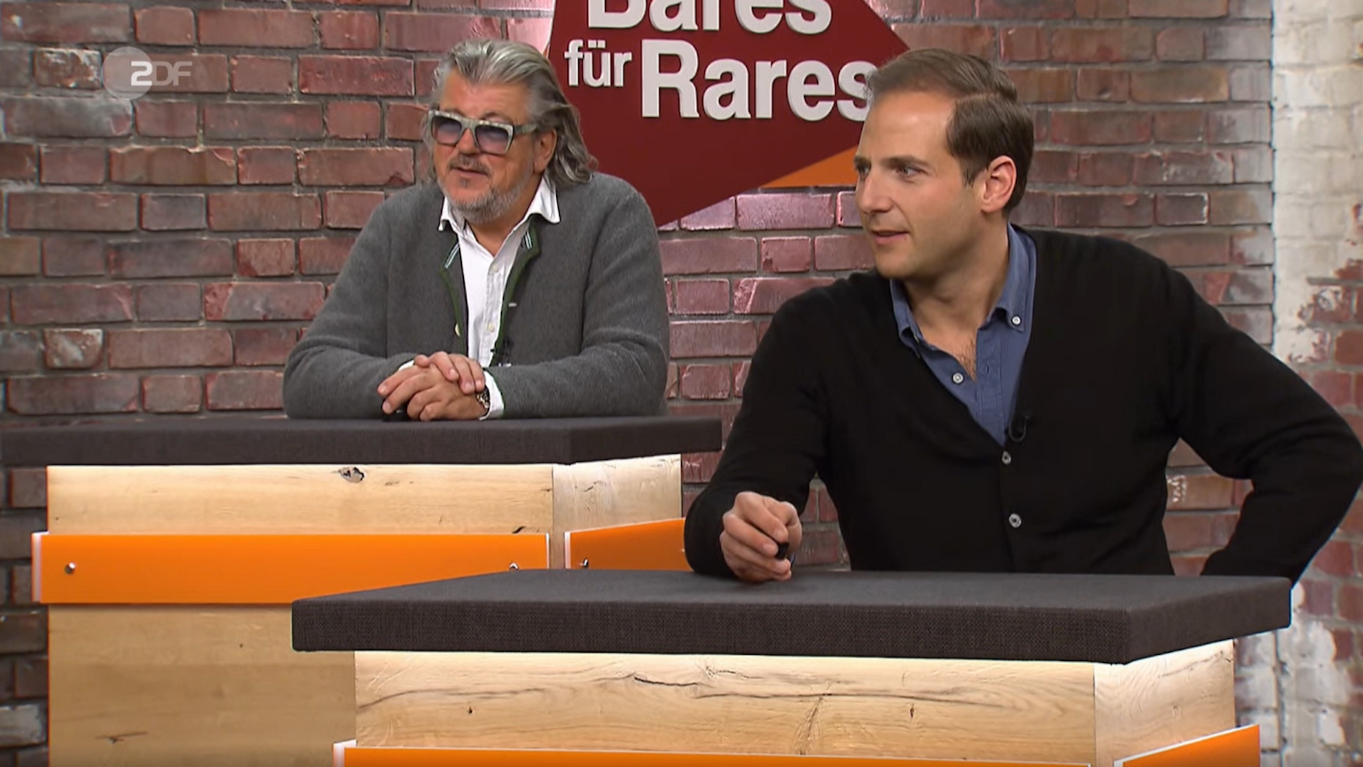 „Bares für Rares“-Händler Julian Schmitz-Avila und Roman Runkel in der Ausgabe der ZDF-Show vom 3. Februar 2022.