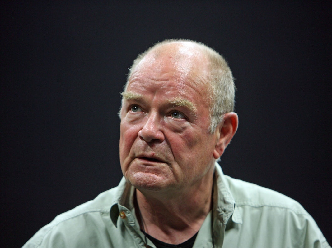 Der Schauspieler Dieter Mann steht auf der Bühne.