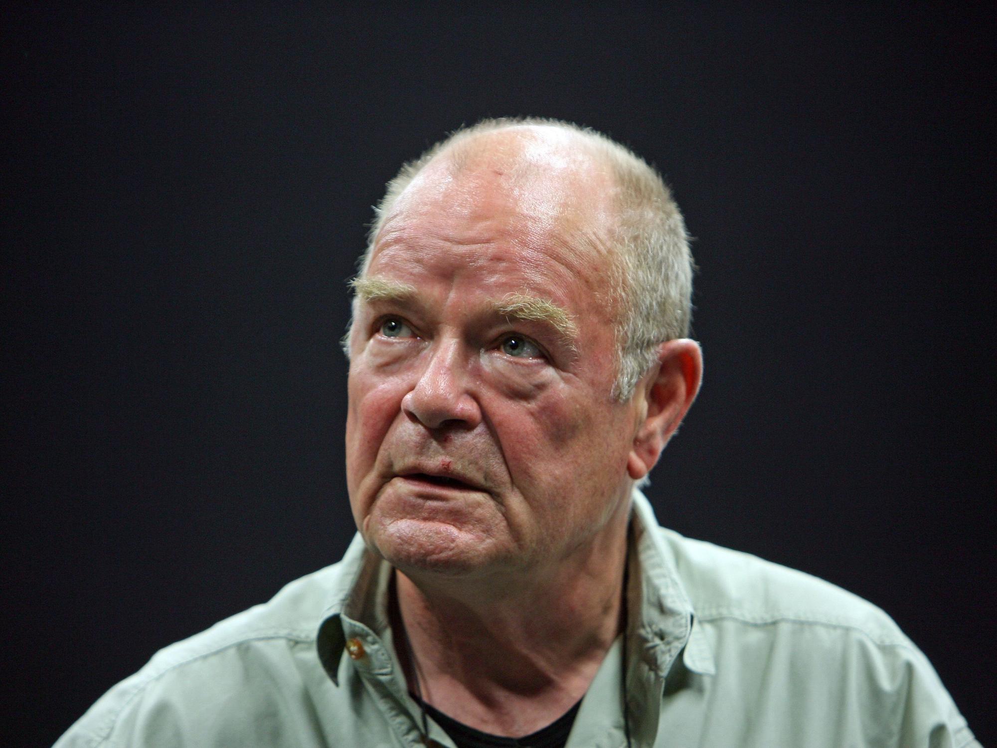 Der Schauspieler Dieter Mann steht auf der Bühne.