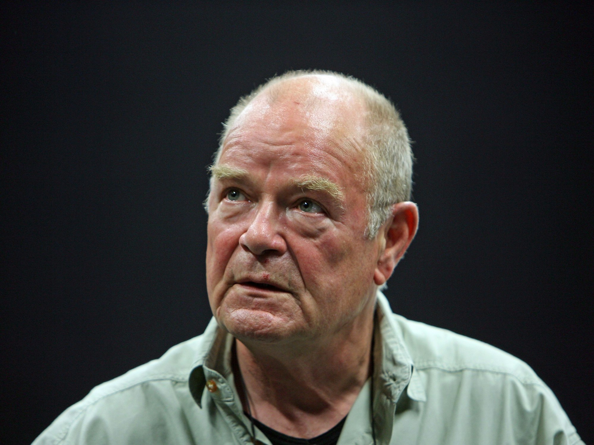 Der Schauspieler Dieter Mann steht auf der Bühne.