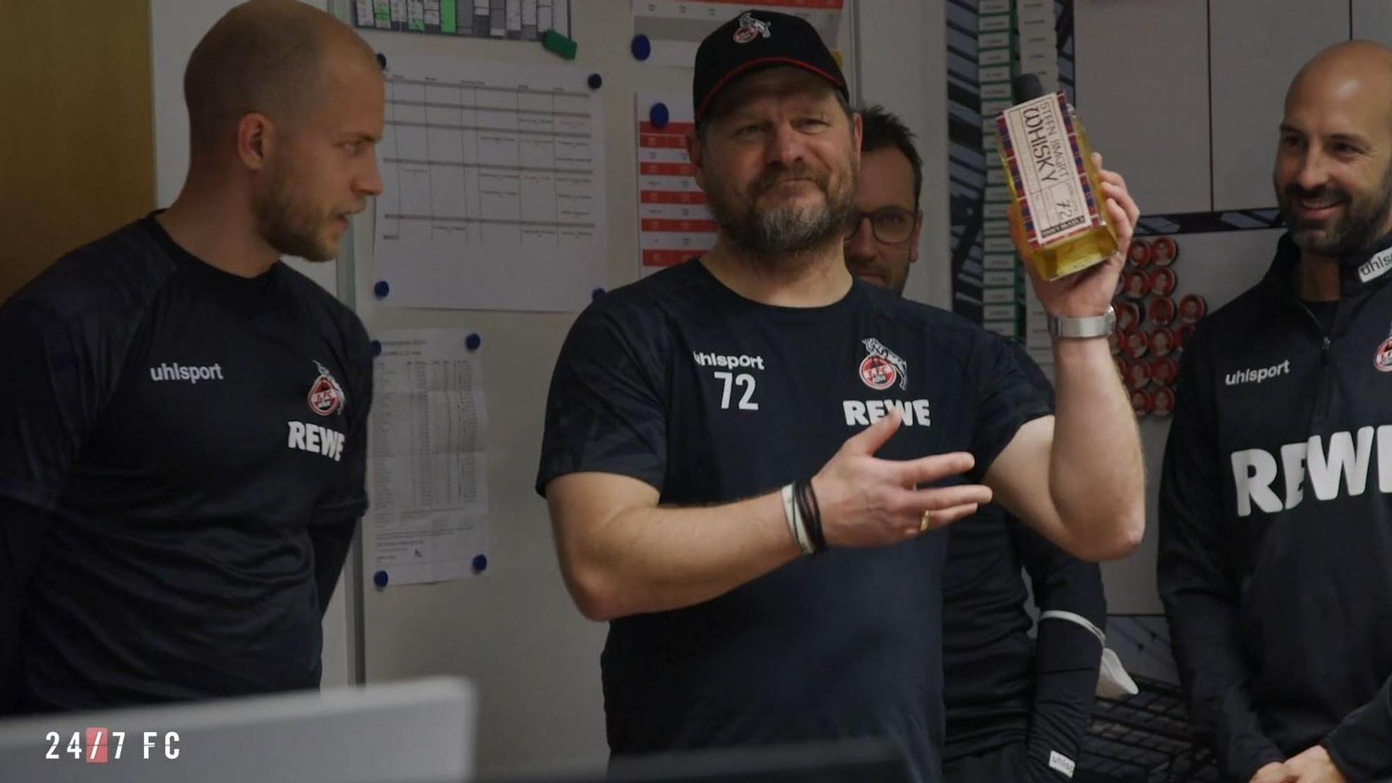 Steffen Baumgart bekommt einen Whisky geschenkt.