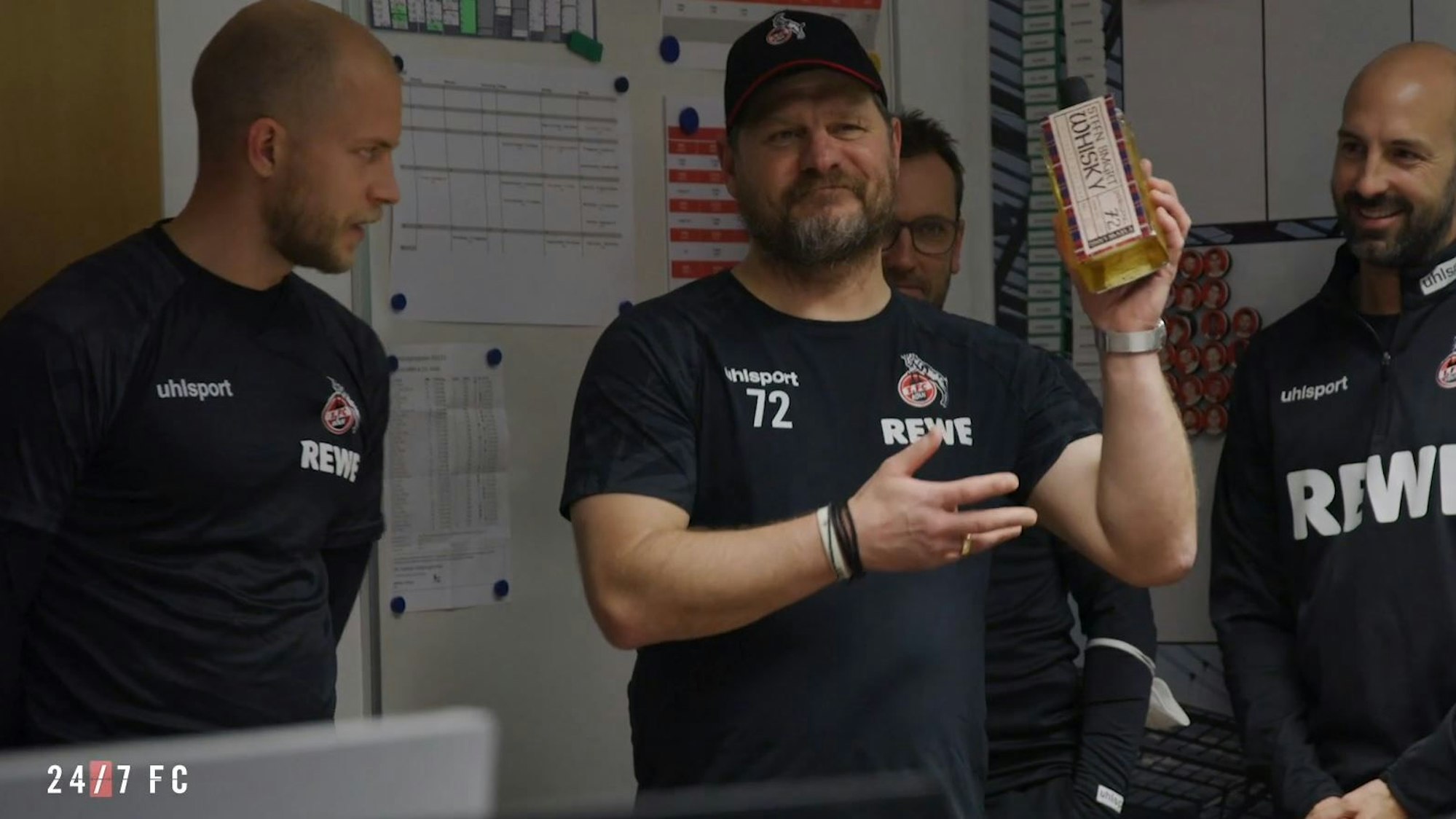 Steffen Baumgart bekommt einen Whisky geschenkt.