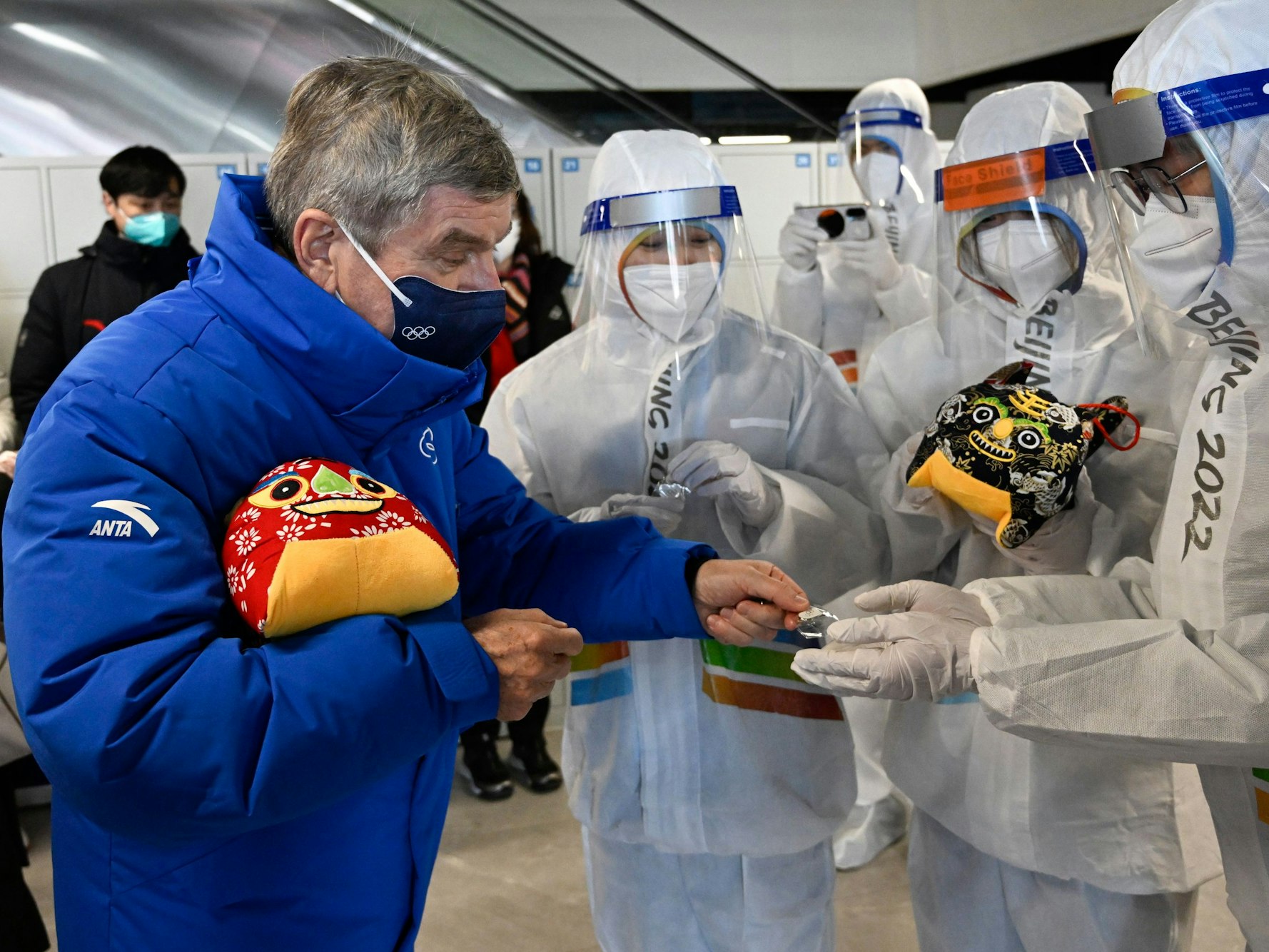 Thomas Bach verteilt kleine Geschenke bei Olympia in Peking.