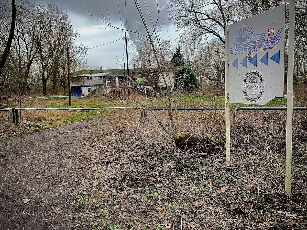 Die Einfahrt zum Parkplatz des Strandbads in Langel am 18. Januar 2022.