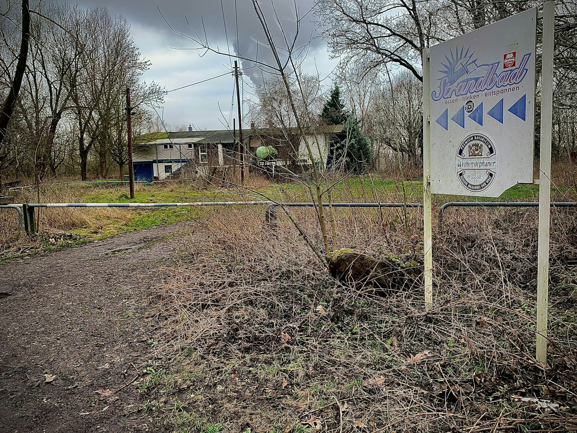 Die Einfahrt zum Parkplatz des Strandbads in Langel am 18. Januar 2022.