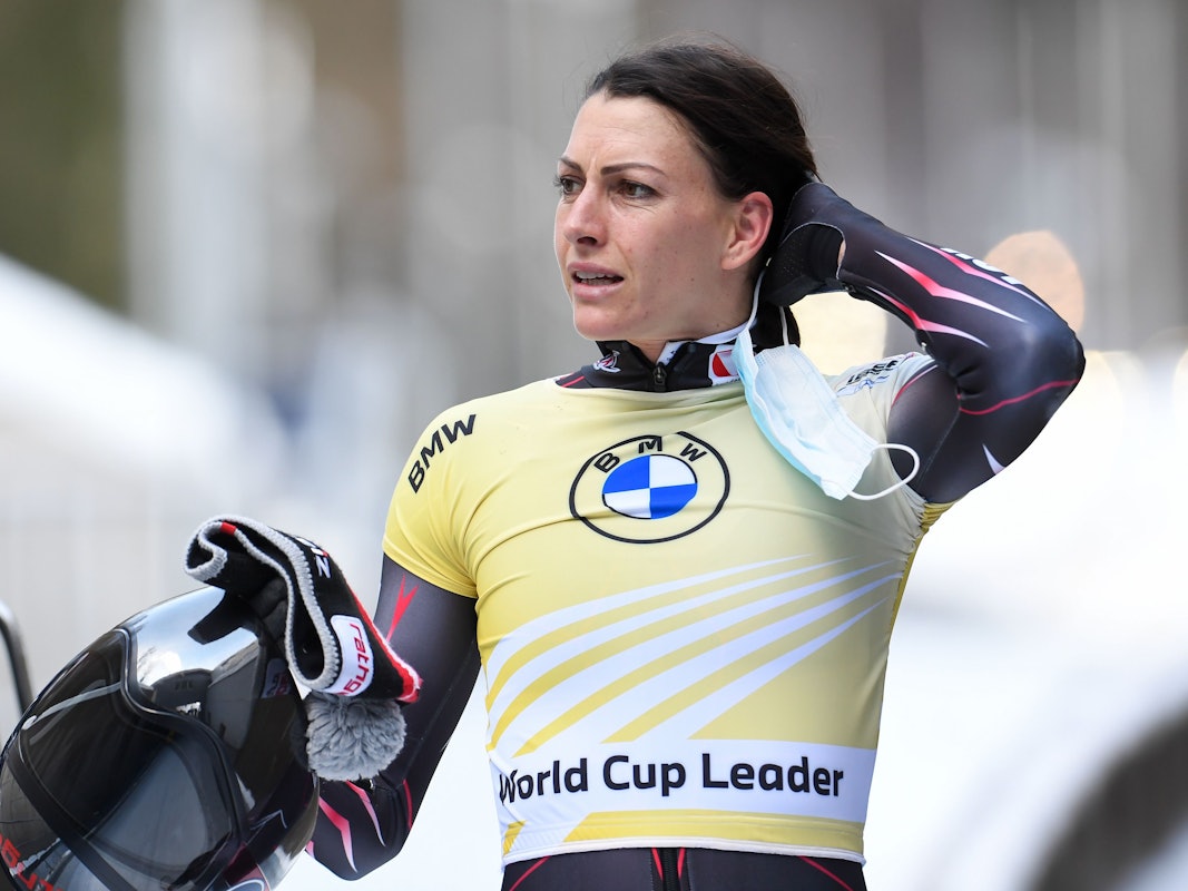 Skeleton: Weltcup, Einer, Frauen. Die österreichische Skeletonpilotin Janine Flock nimmt nach dem Rennen an der Kunsteisbahn am Königssee den Helm ab. Flock belegt gemeinsam mit der Kanadierin Channell den dritten Platz.