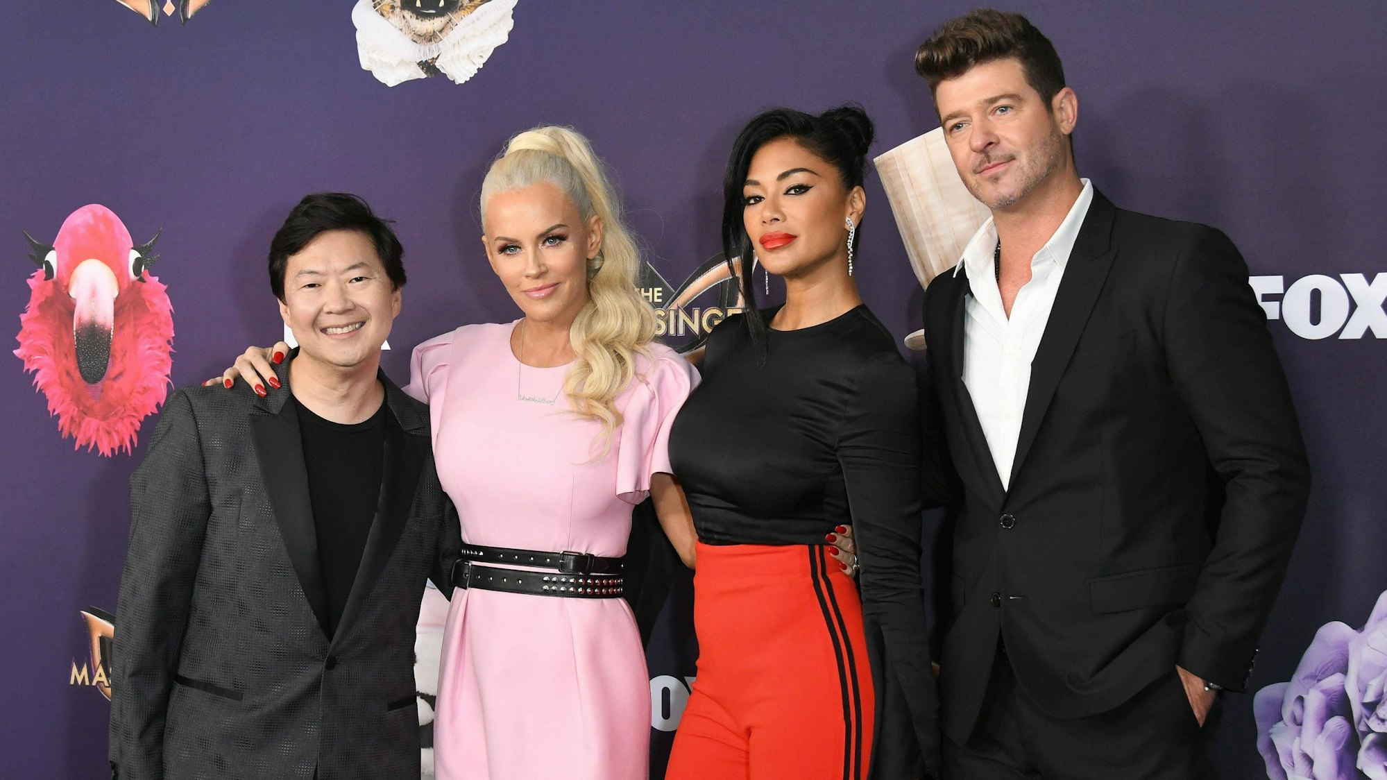 Das Foto zeigt die Jurymitglieder der US-Version von „The Masked Singer“ am 10. September 2019 vor einer Wand mit dem Logos der Show und des US-Fernsehsenders Fox. Von links nach rechts: Ken Jeong, Jenny McCarthy, Nicole Scherzinger und Robin Thicke.
