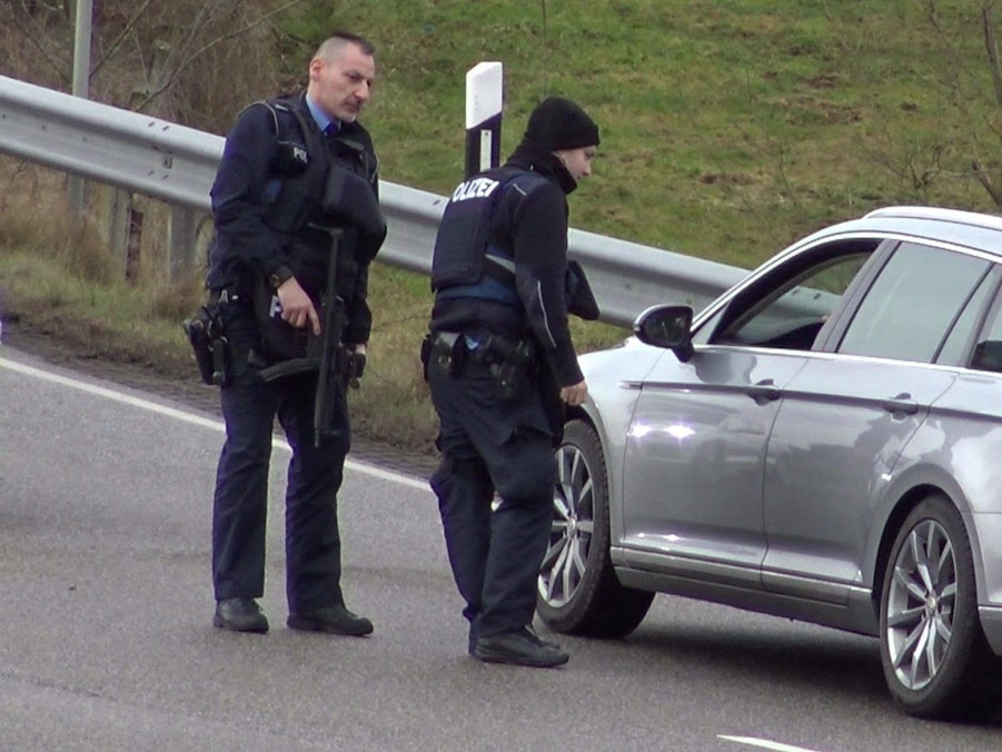 Die Polizei bei der Fahndung nach den Tätern. Zwei Polizisten wurden bei einer Kontrolle in Kusel niedergeschossen.