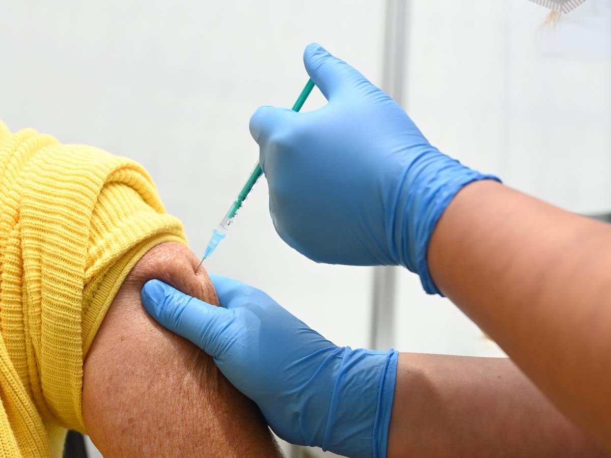 Die Stiko hat am Donnerstag, 3. Februar 2022, eine zweite Auffrischimpfung gegen das Coronavirus empfohlen. Das Symbolfoto zeigt eine Mitarbeiterin vom Impfzentrum am Robert-Bosch-Krankenhaus, die am 1. September 2021 eine Impfung verabreicht.