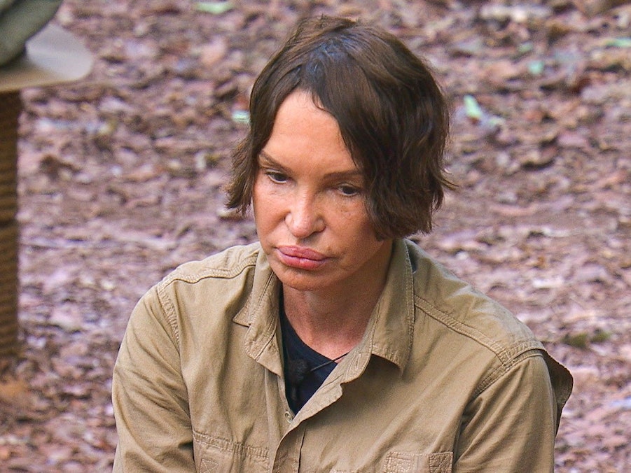 Anouschka Renzi, jetzt die letzte Frau im Dschungelcamp, nutzte das Lagerfeuer als Toilette und sorgte damit für jede Menge Zoff.