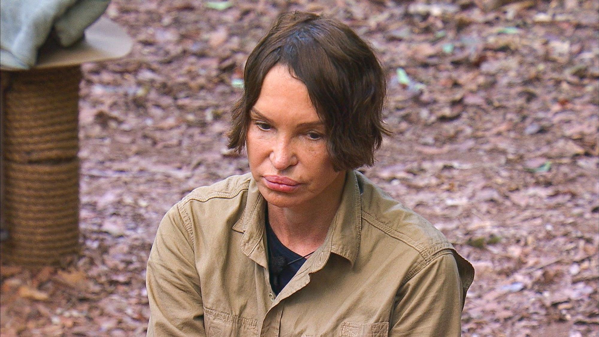 Anouschka Renzi, jetzt die letzte Frau im Dschungelcamp, nutzte das Lagerfeuer als Toilette und sorgte damit für jede Menge Zoff.
