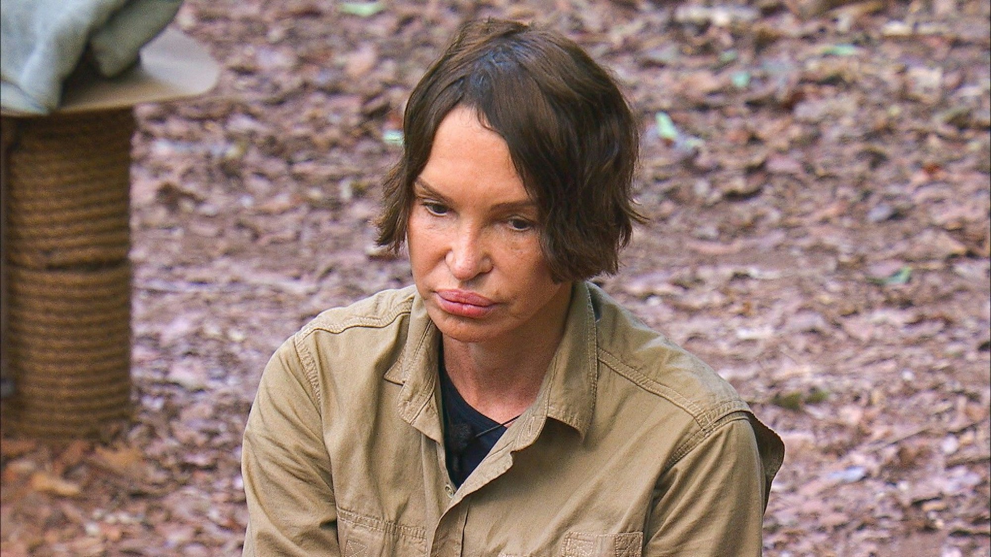 Anouschka Renzi, jetzt die letzte Frau im Dschungelcamp, nutzte das Lagerfeuer als Toilette und sorgte damit für jede Menge Zoff.