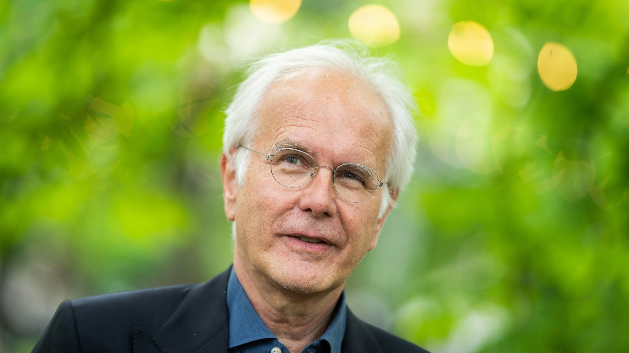 Harald Schmidt lächelt auf einem Foto.