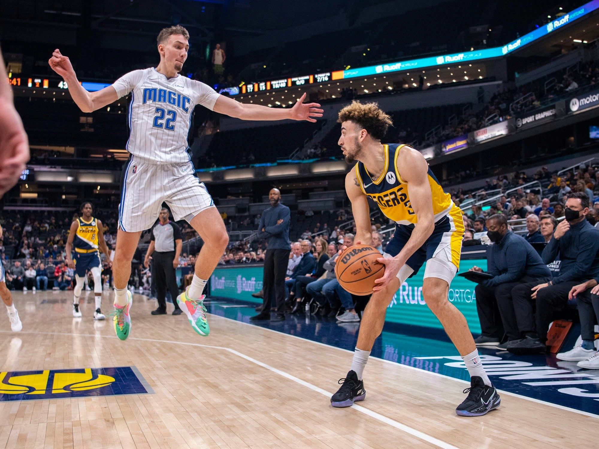 Chris Duarte auf dem Parkett gegen Franz Wagner (l).