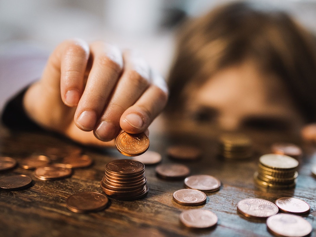 Kind zählt Münzen.