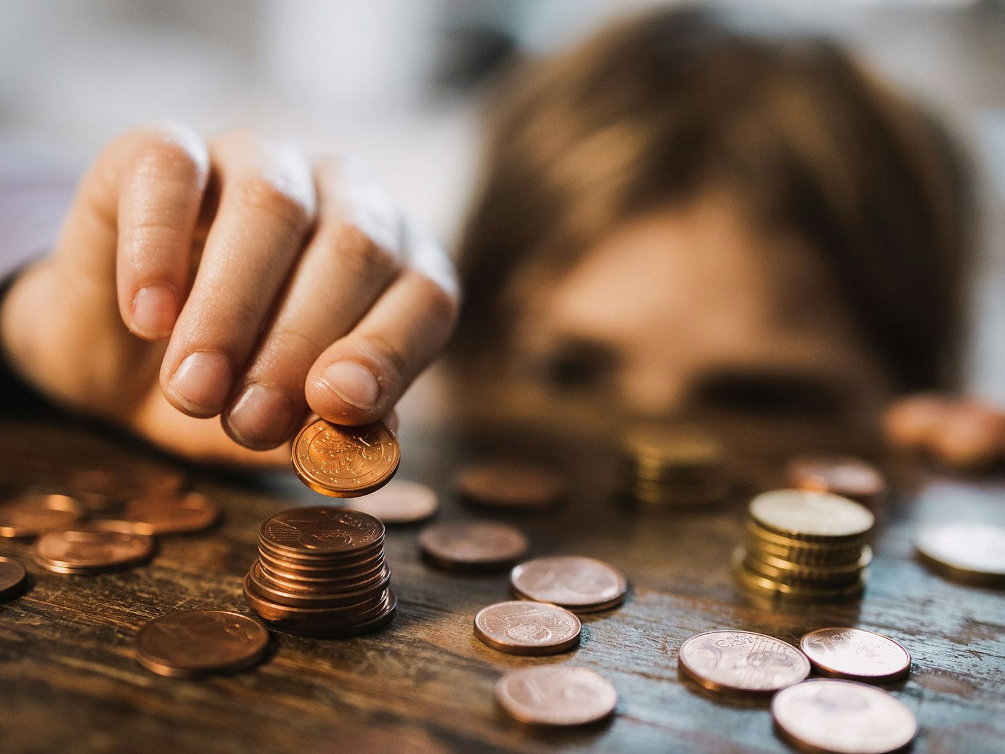 Kind zählt Münzen.