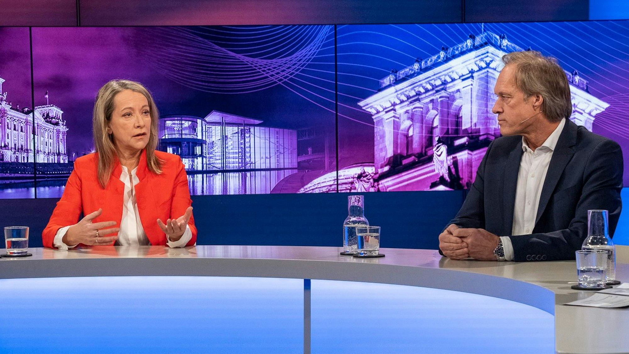 Nahm Gesundheitsminister Karl Lauterbach (SPD) bei „maischberger. die woche“ am Mittwoch (02. Februar) ordentlich in die Mangel: Journalistin Cerstin Gammelin neben dem ehemaligen ARD-Moderator Gerhard Delling.