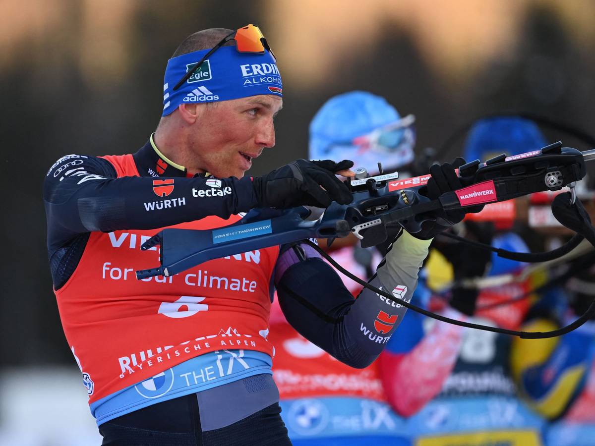 Erik Lesser setzt beim Biathlon sein Gewehr an.