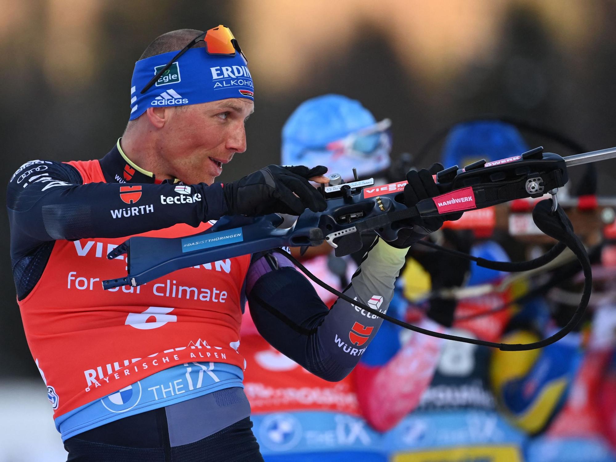 Erik Lesser setzt beim Biathlon sein Gewehr an.