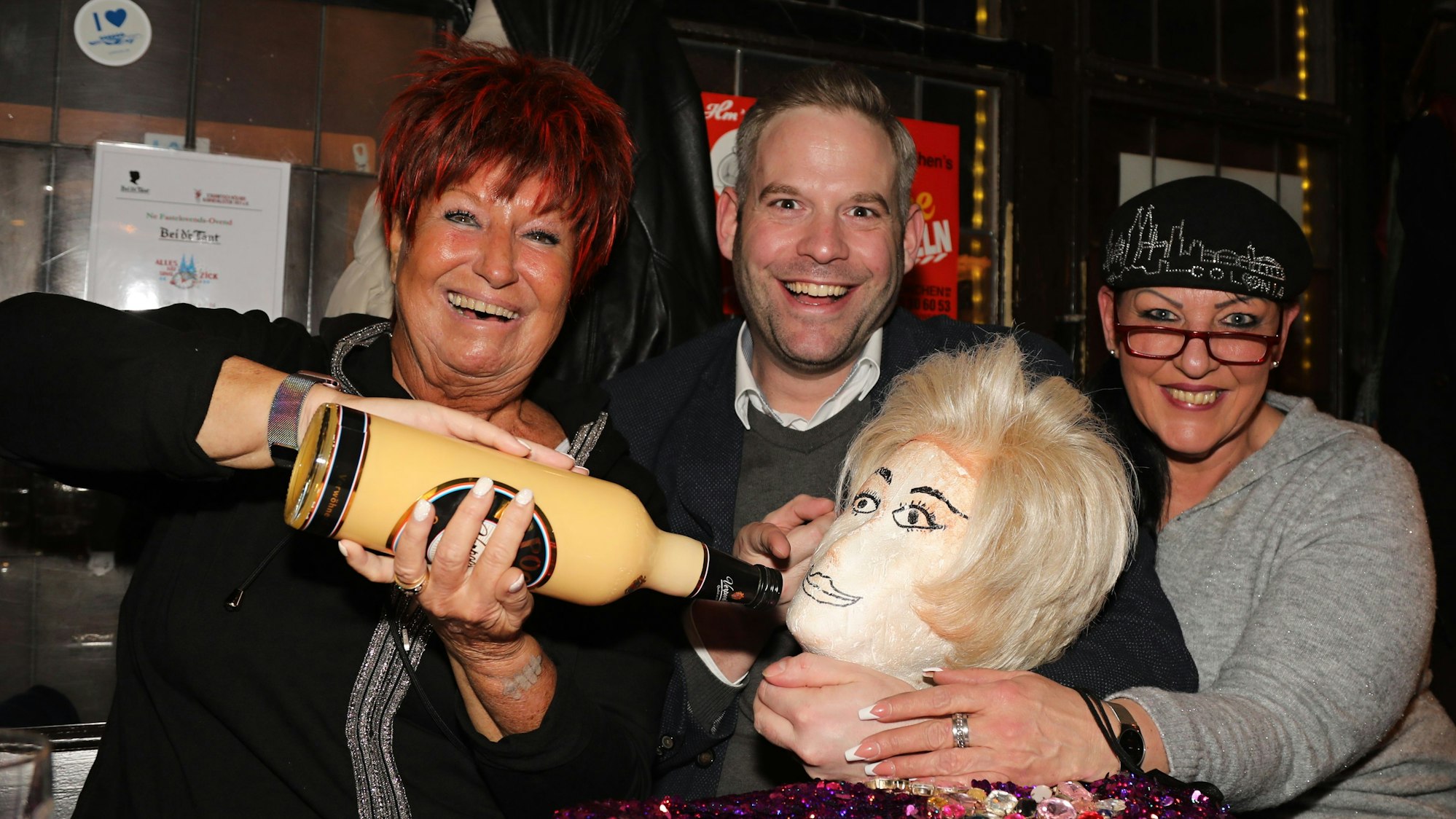Marita Köllner, Ken Reise und Gabi Elabor (v.l.) lachen in die Kamera