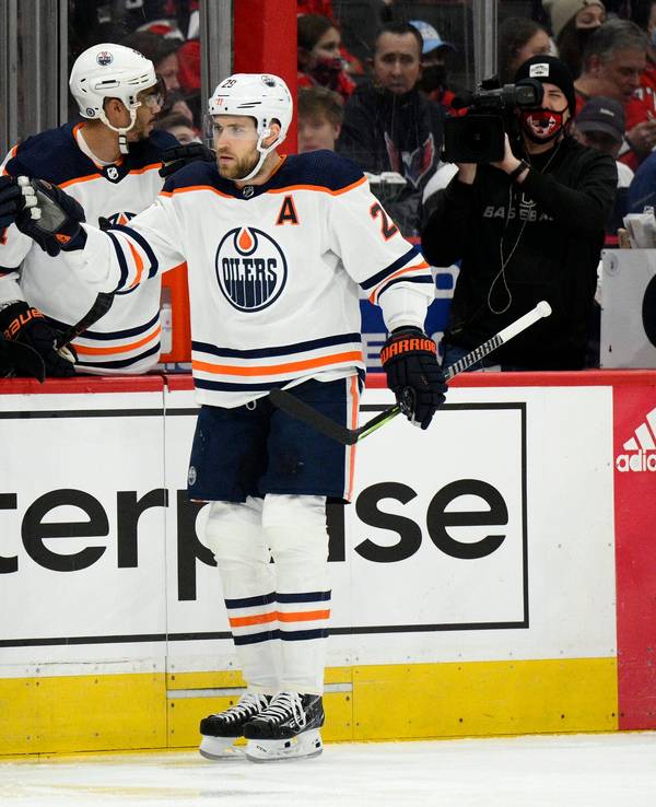 Edmonton Oilers-Center Leon Draisaitl wird von Mannschaftskameraden zu seinem Tor beglückwünscht.