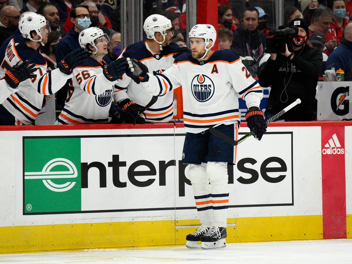 Edmonton Oilers-Center Leon Draisaitl wird von Mannschaftskameraden zu seinem Tor beglückwünscht.