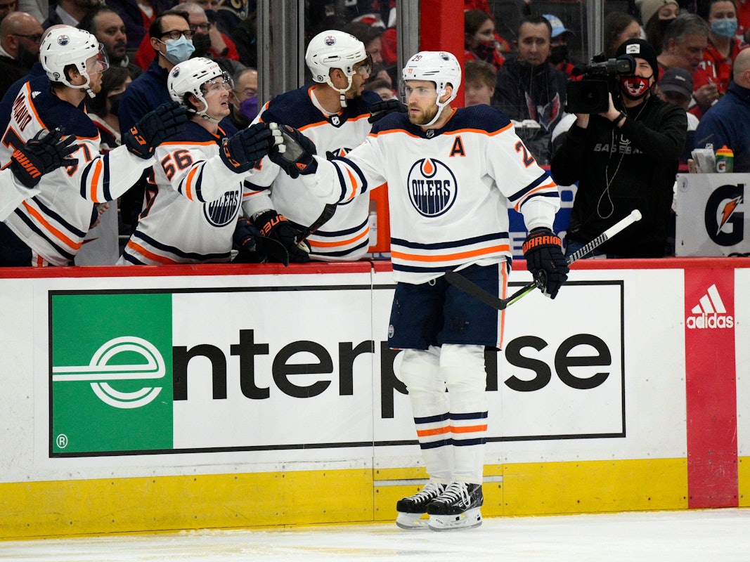 Edmonton Oilers-Center Leon Draisaitl  wird von Mannschaftskameraden zu seinem Tor beglückwünscht.
