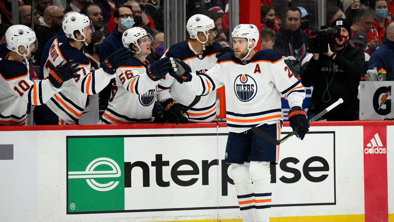 Edmonton Oilers-Center Leon Draisaitl wird von Mannschaftskameraden zu seinem Tor beglückwünscht.
