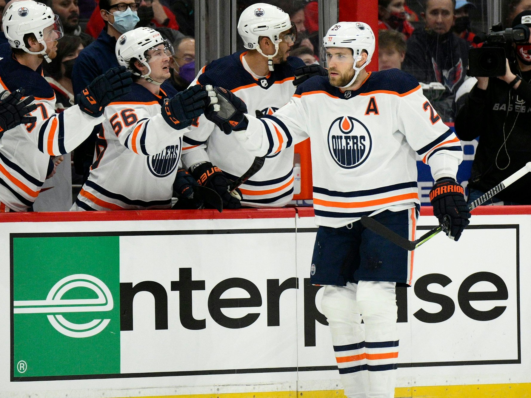 Edmonton Oilers-Center Leon Draisaitl wird von Mannschaftskameraden zu seinem Tor beglückwünscht.