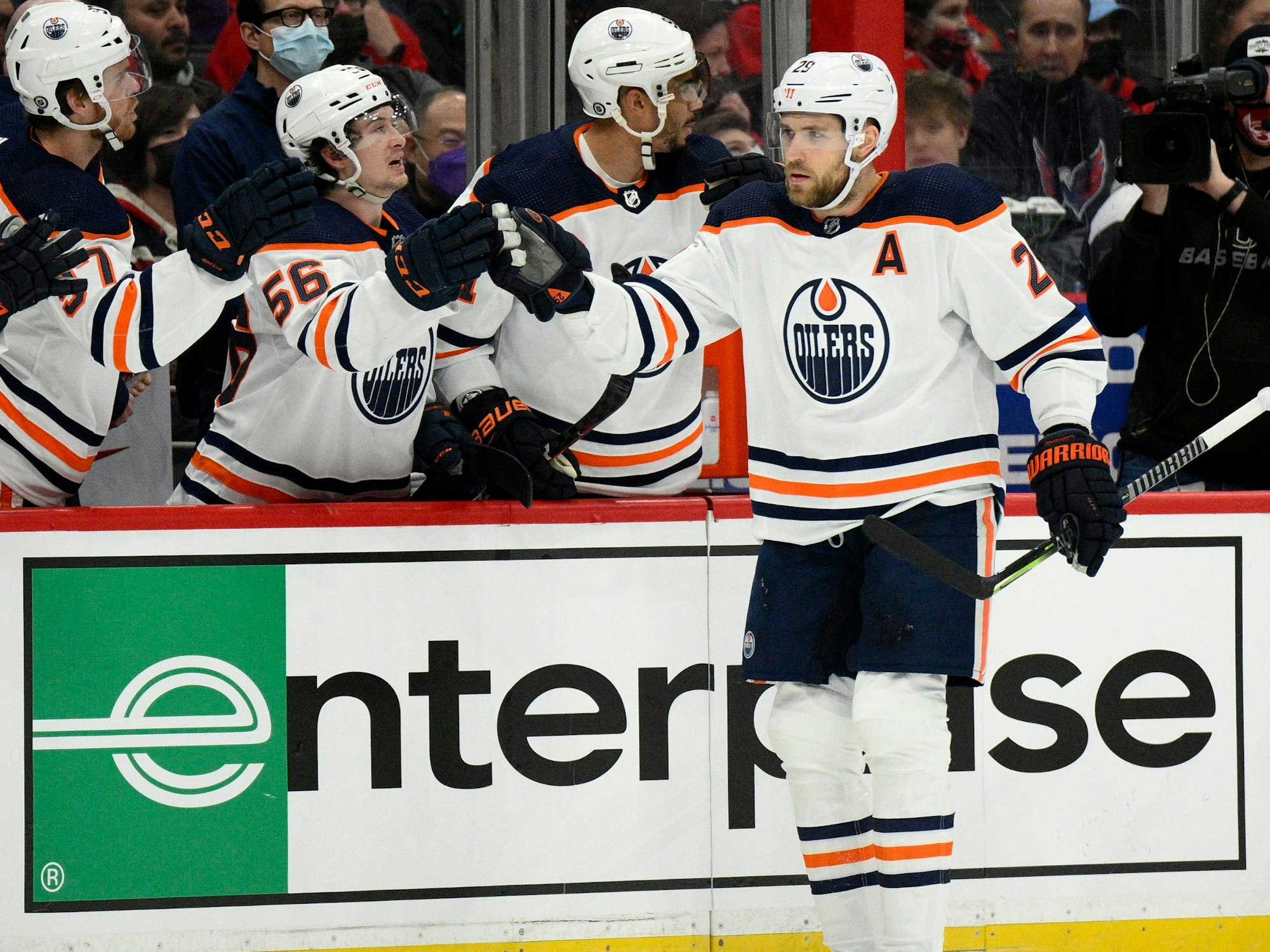 Edmonton Oilers-Center Leon Draisaitl wird von Mannschaftskameraden zu seinem Tor beglückwünscht.