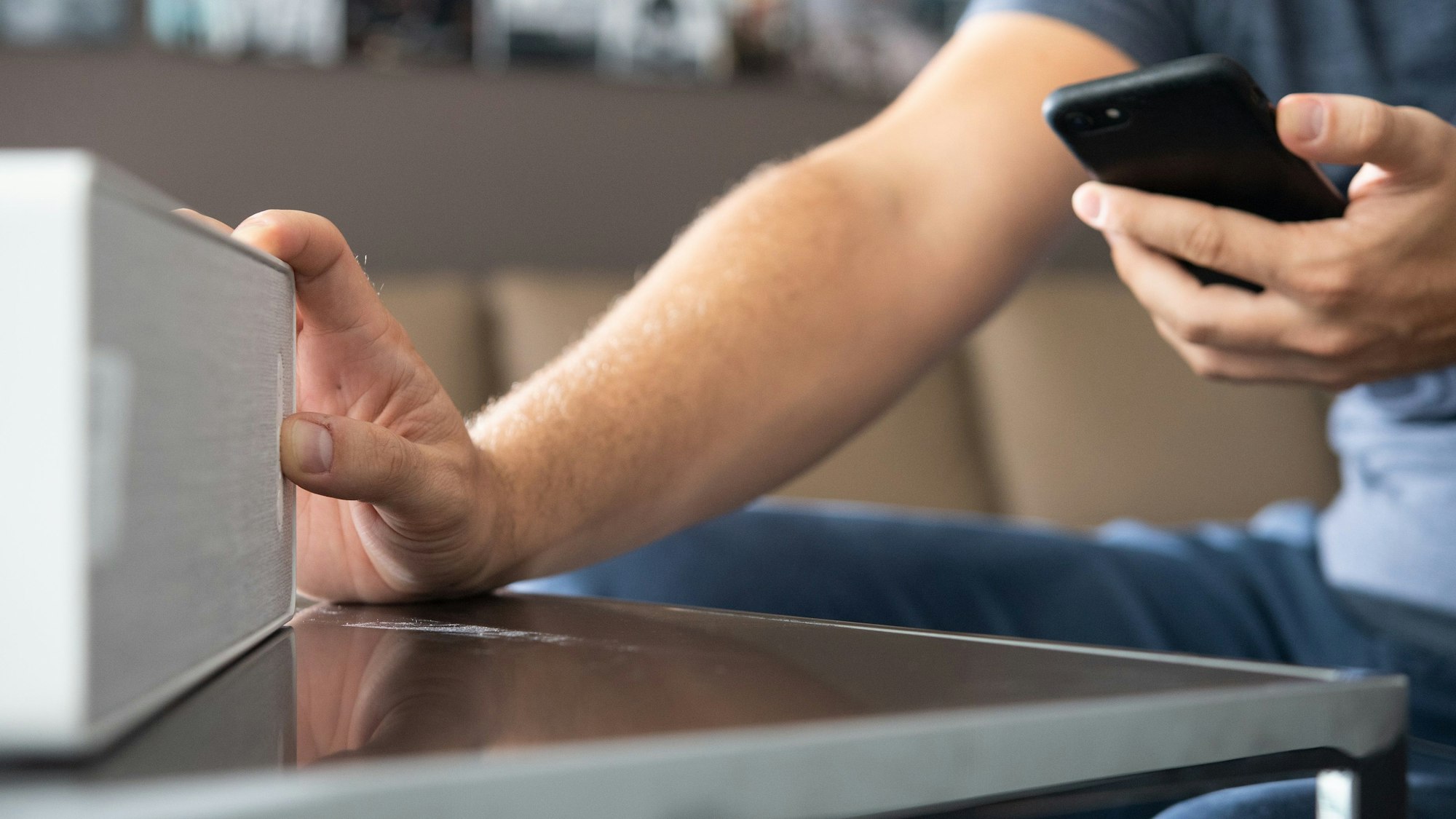 Ein WLAN-Lautsprecher wird über ein Smartphone gestartet.