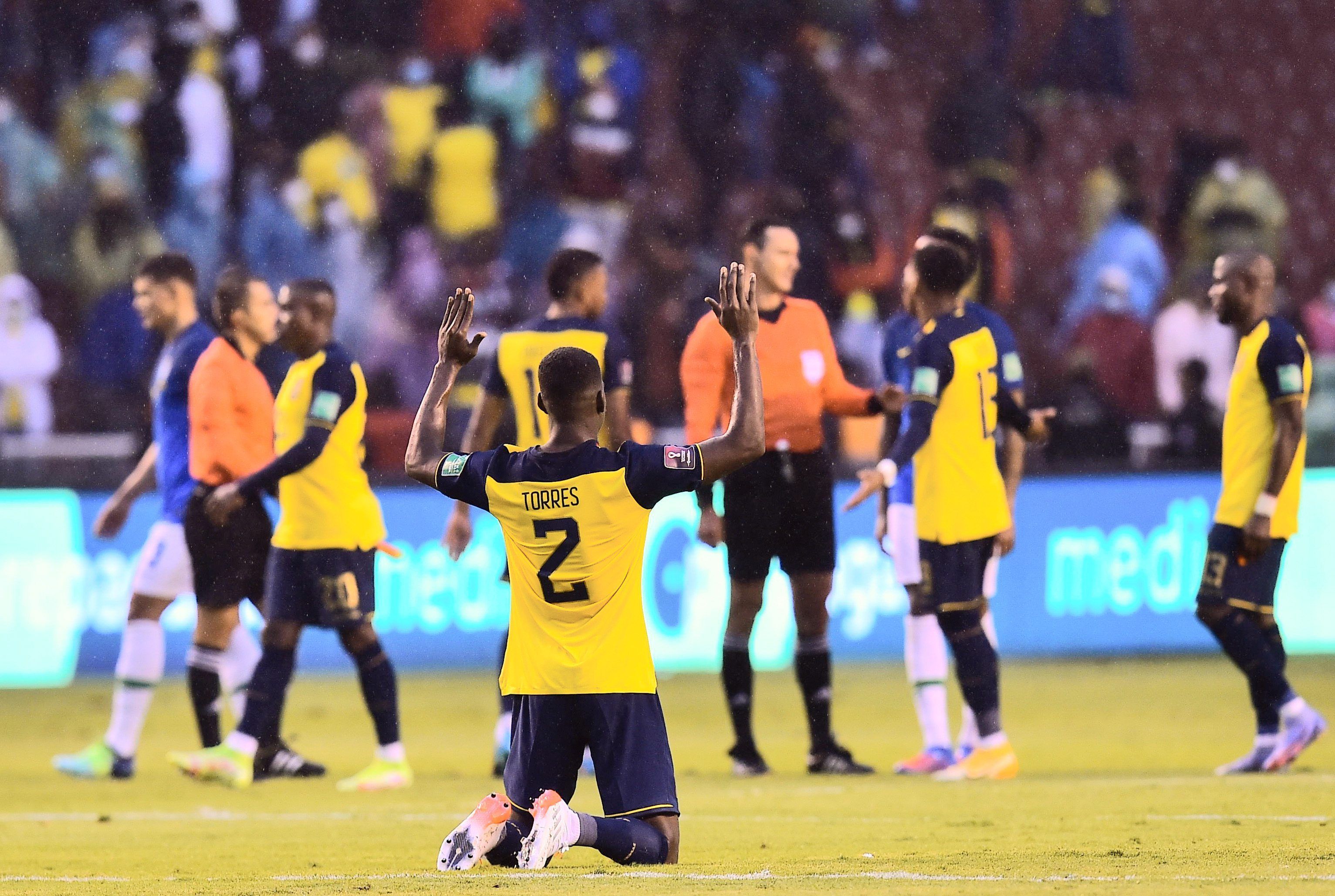 WM-Qualifikation: Ecuadors Felix Torres kniet nach dem Ende des Spiels gegen Brasilien nieder und feiert. Foto vom 27. Januar 2022.
