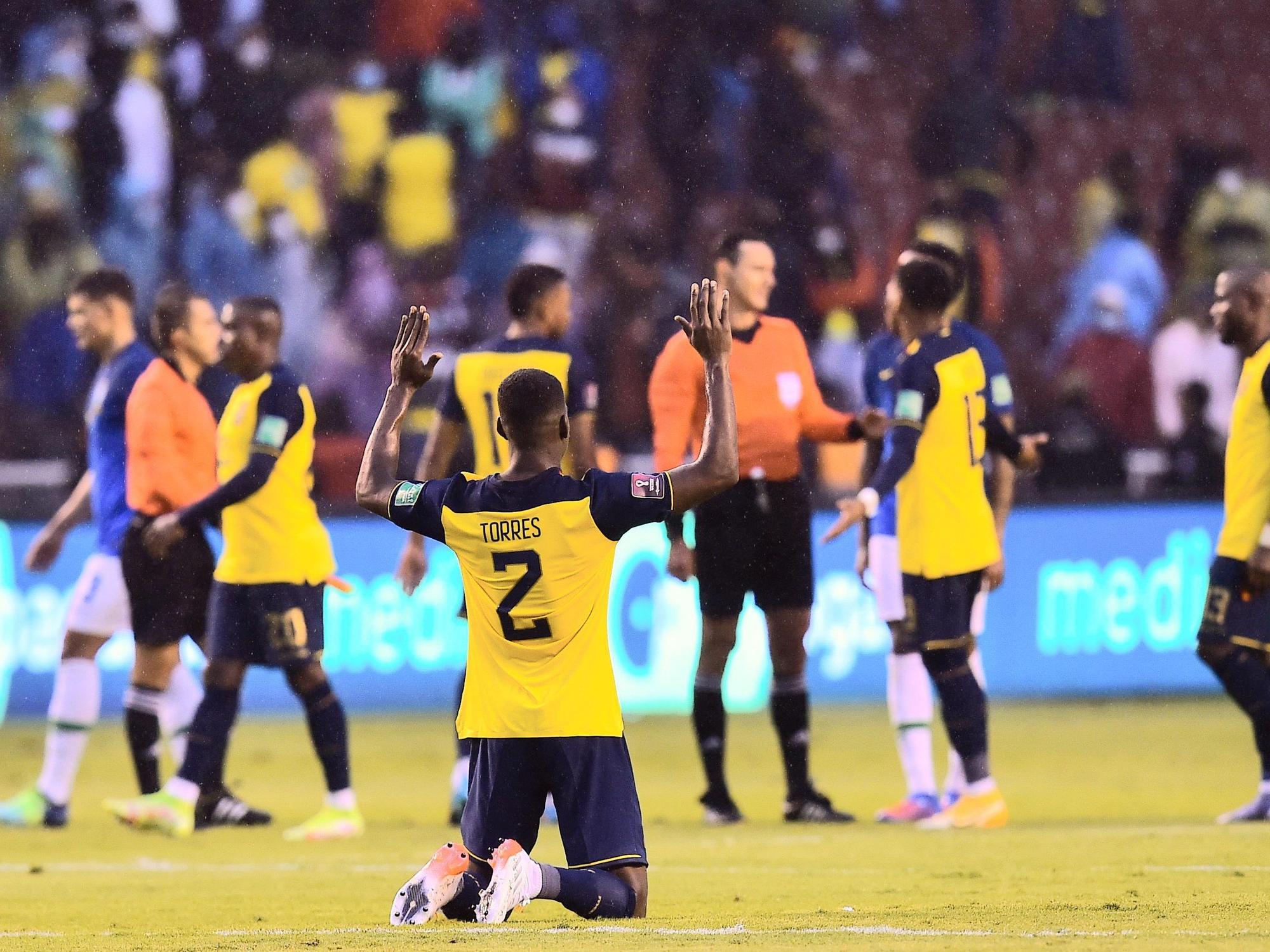 WM-Qualifikation: Ecuadors Felix Torres kniet nach dem Ende des Spiels gegen Brasilien nieder und feiert. Foto vom 27. Januar 2022.